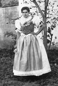 A. Kvasnicová, Křenovice č. p. 272, v kroji v roce 1900 (soukromá sbírka)